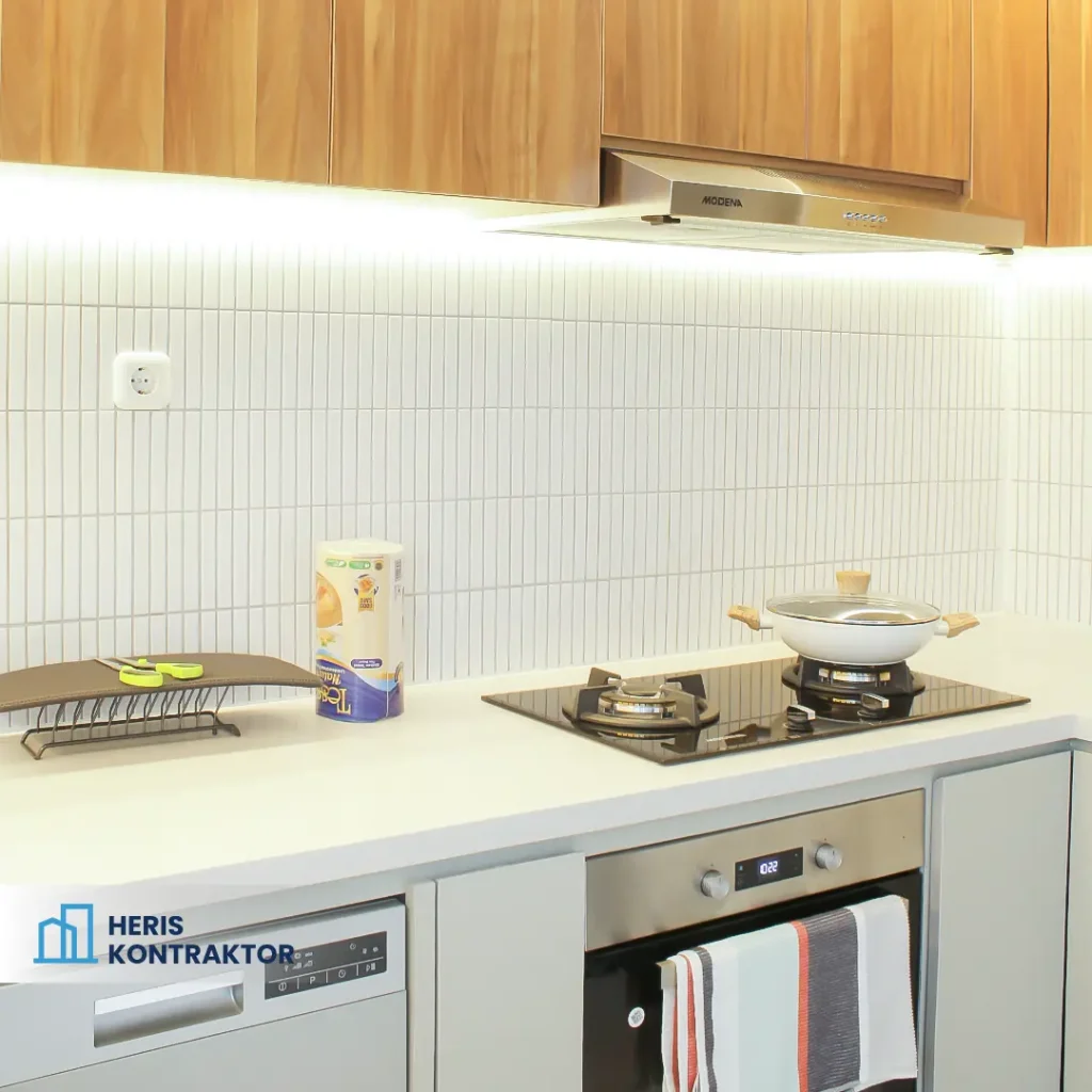 Detail Dapur Minimalis dengan Nuansa Minimalis Putih, backsplash mengunakan keramik putih tile kecil-kecil