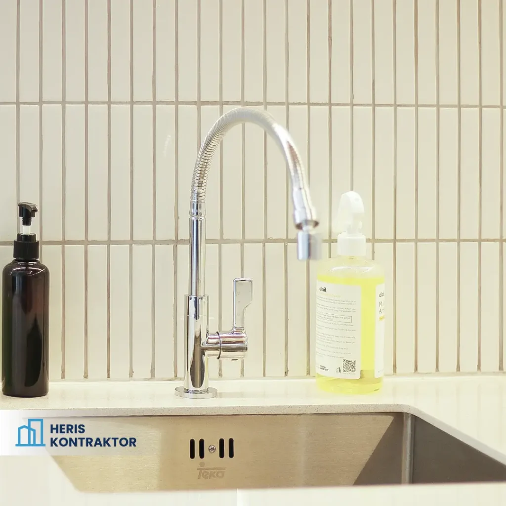 Detail Wastafel yang terinstall di dapur minimalis dengan backsplash keramik ukuran kecil