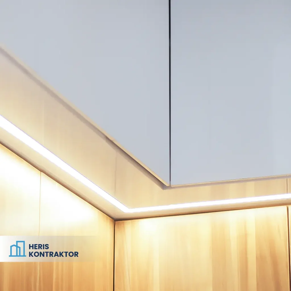 Detail siku-siku pada kabinet atas antara warna putih dengan bercorak kayu coklat pada dapur minimalis