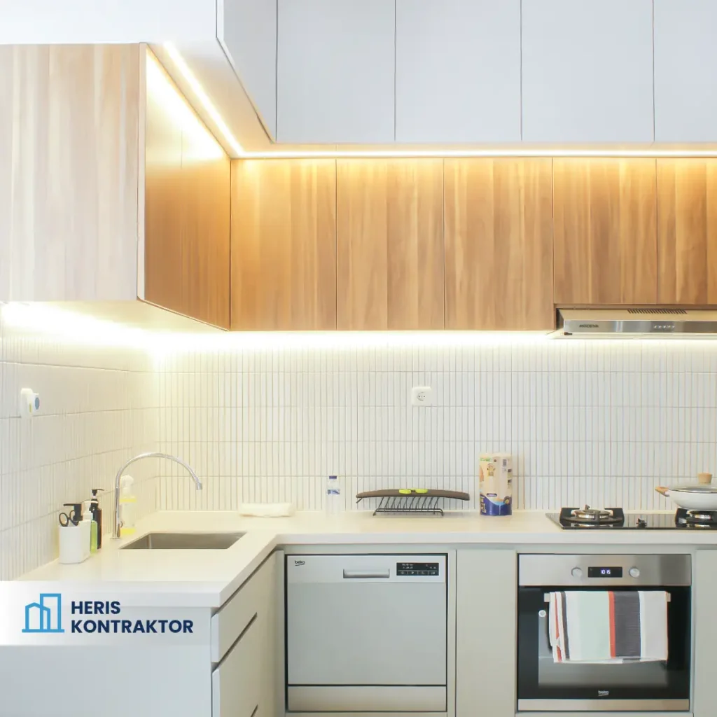Kitchen Set dengan nuansa simple minimalis dipadukan kabinet putih dan motif kayu , dilengkapi dengan dishwasher, microwave, kompor tanam, dan kabinet di bawah dan diatas, semua alat besar untuk masak mengunakan merk modena