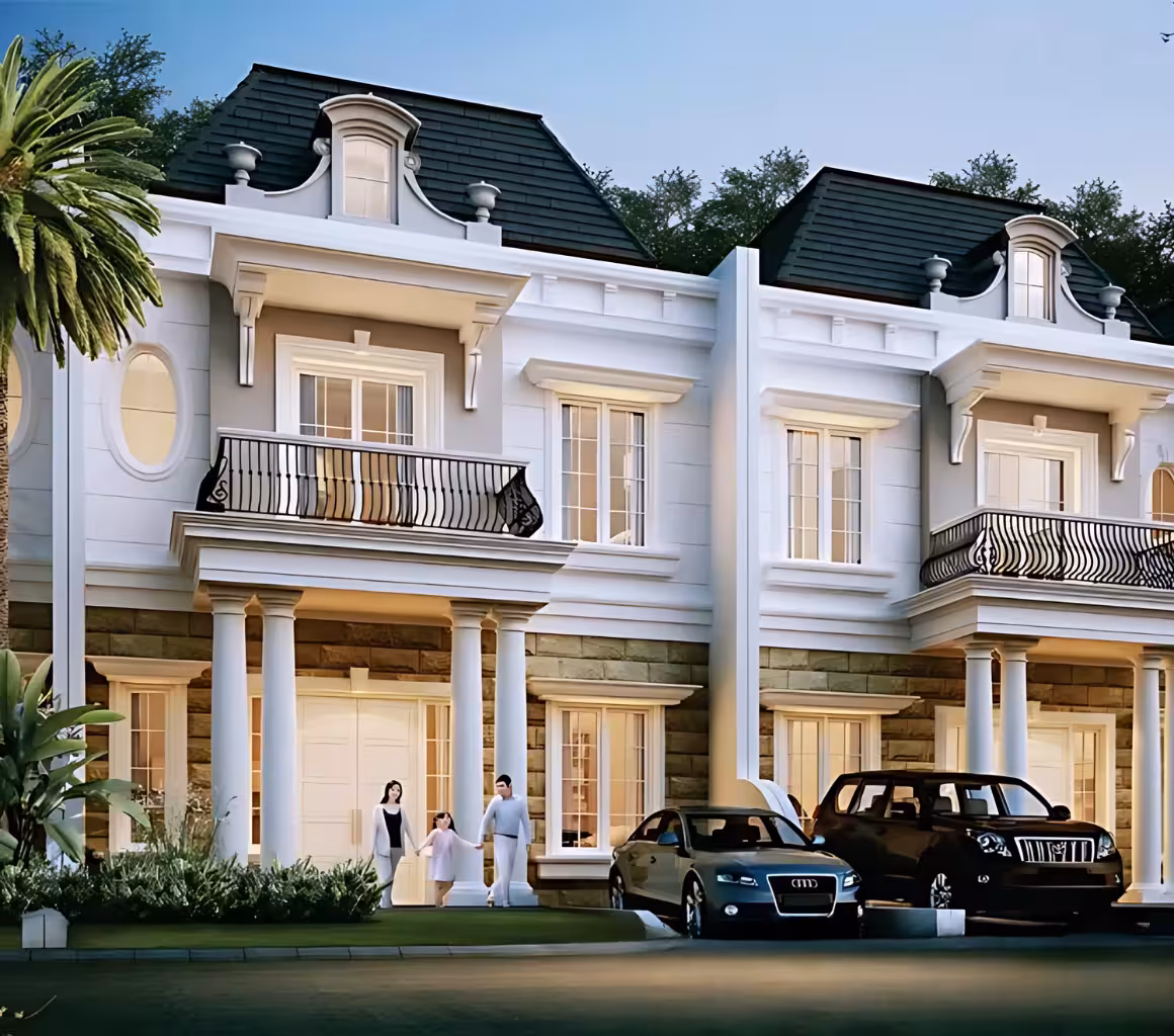 Desain Rumah 2 Lantai dan Biaya Pembangunannya 3 Desain rumah dua lantai bergaya American klasik yang elegan dengan fasad berwarna putih, pilar-pilar besar sebagai penopang balkon, dan atap gelap bergaya mansard. Rumah ini memiliki jendela besar dengan bingkai detail, balkon dengan pagar besi berornamen, dan area taman kecil di depan. Dua mobil terparkir di carport, sementara sebuah keluarga terlihat berjalan memasuki rumah dengan suasana hangat senja yang menghias latarnya.