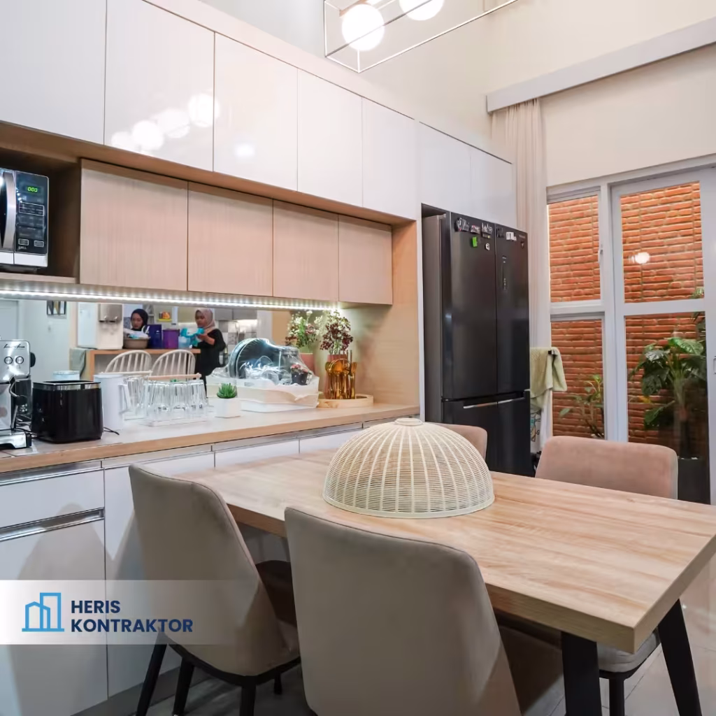 Close-up dapur modern dengan microwave, mesin pembuat kopi, dan peralatan elektronik lainnya.
