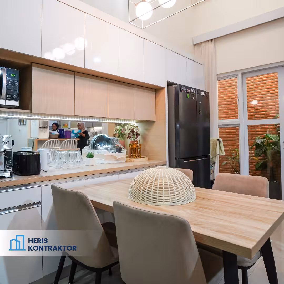 Close-up dapur modern dengan microwave, mesin pembuat kopi, dan peralatan elektronik lainnya.