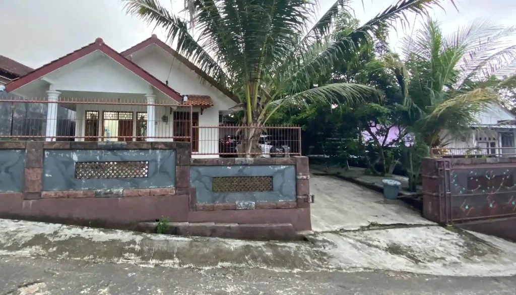 Rumah dengan carport curam yang membutuhkan cut and fill