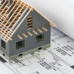 Model rumah mini di atas denah konstruksi untuk pengajuan PBG di Tangerang
