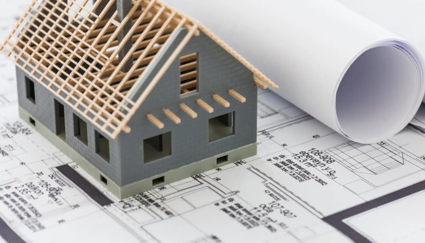 Model rumah mini di atas denah konstruksi untuk pengajuan PBG di Tangerang