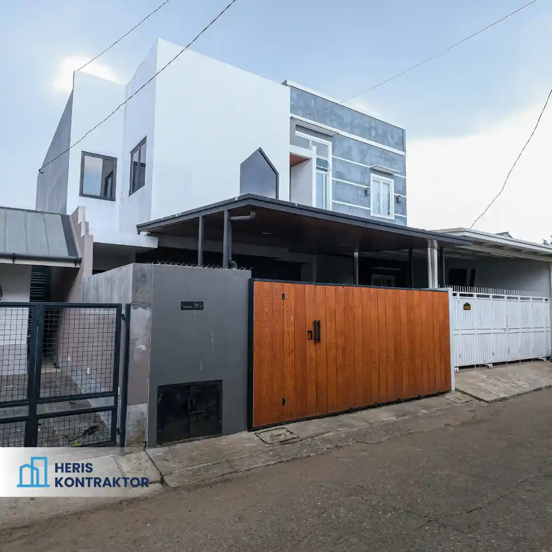 Tampak depan rumah modern dengan gerbang kayu dan desain minimalis.