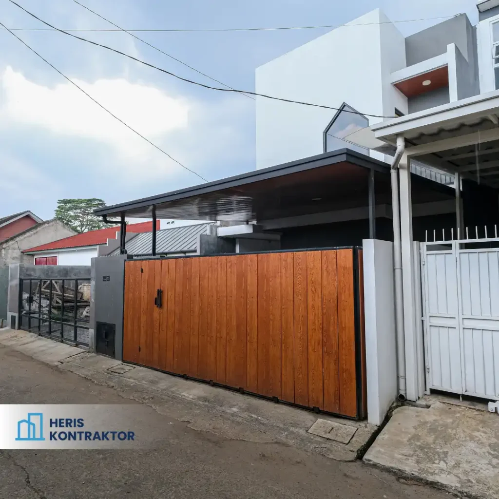 Rumah dengan Gerbang kayu modern dengan tampak samping rumah dan atap yang elegan.