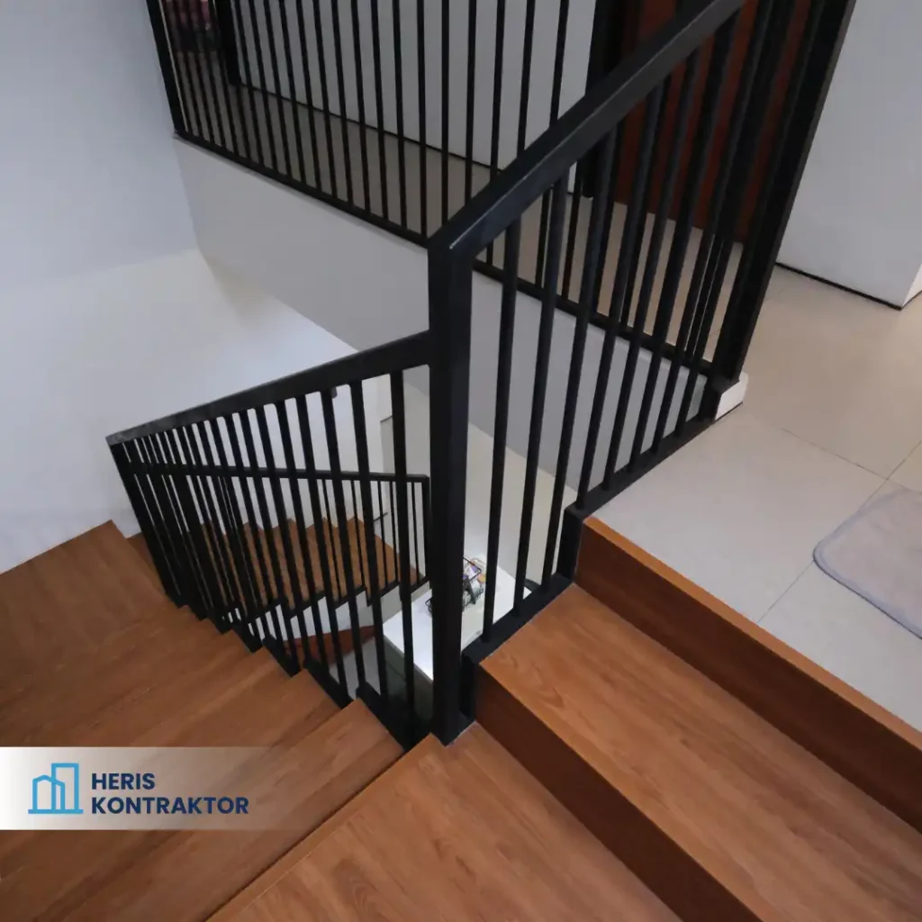 Tangga kayu dengan pegangan hitam yang modern dan desain minimalis.