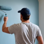 Pengecatan dinding interior rumah dengan cat biru pastel untuk hasil bersih dan tahan lama.