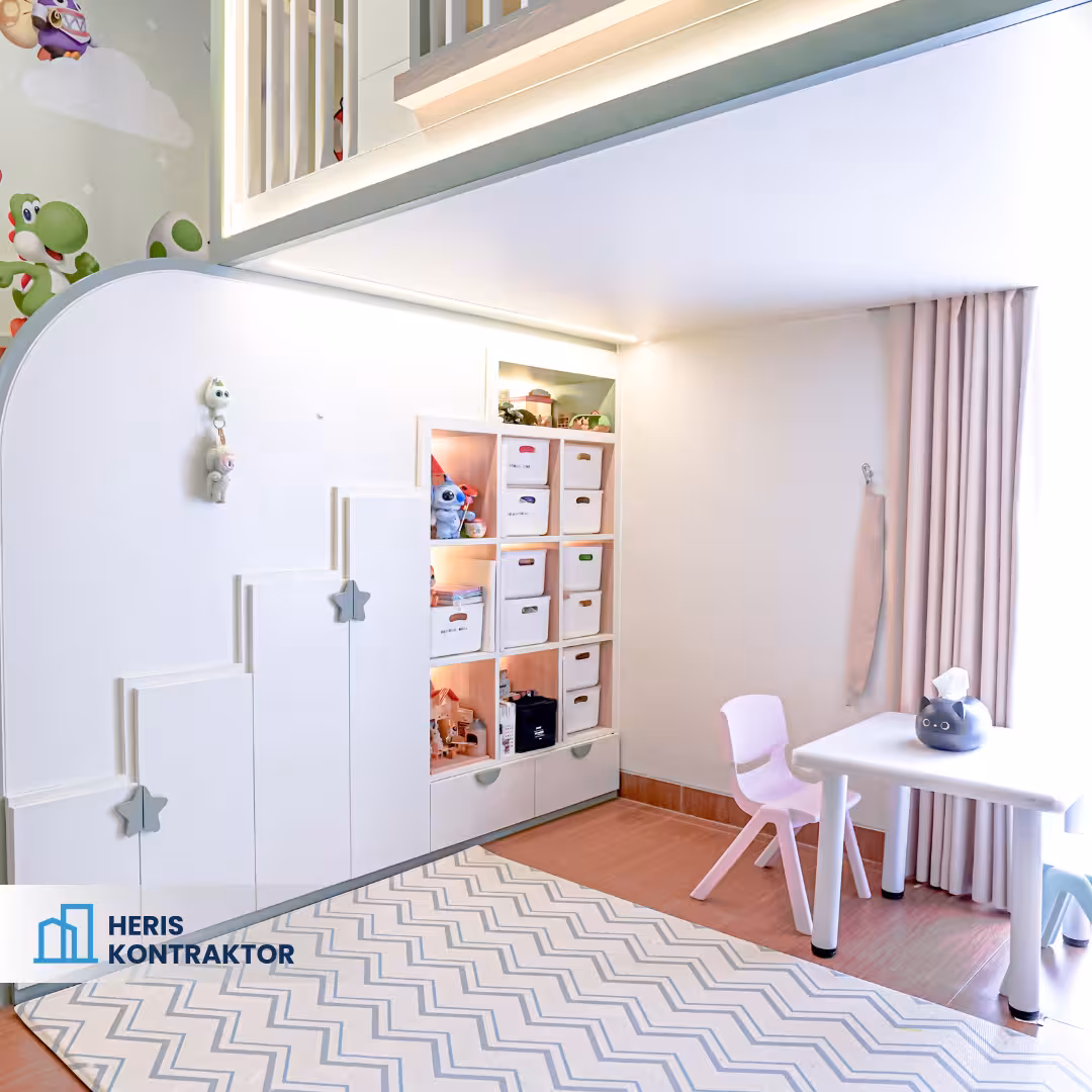 Kamar anak dengan rak penyimpanan mainan, laci, box putih, serta meja belajar kecil dan kursi pastel.
