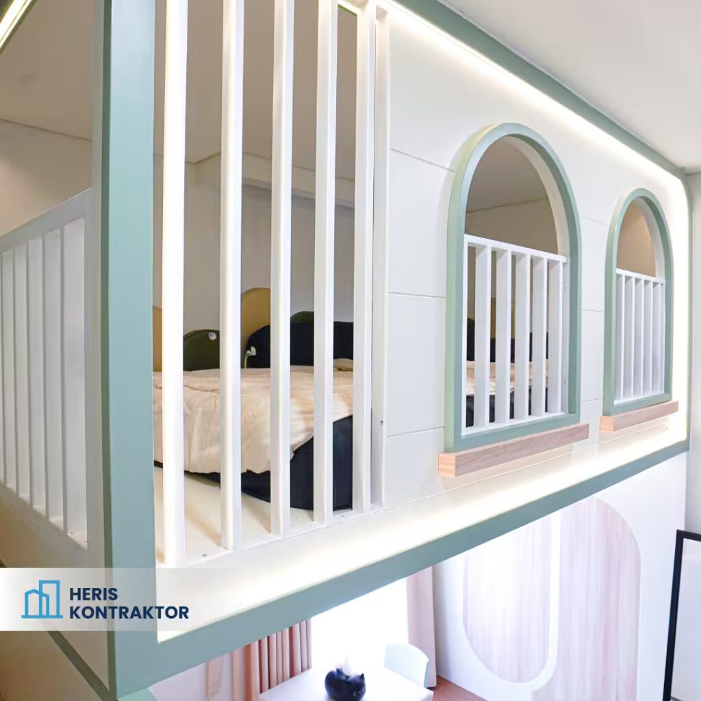 Interior bunkbed kamar anak dengan pagar vertikal putih dan jendela lengkung hijau pastel, menyerupai balkon mini.