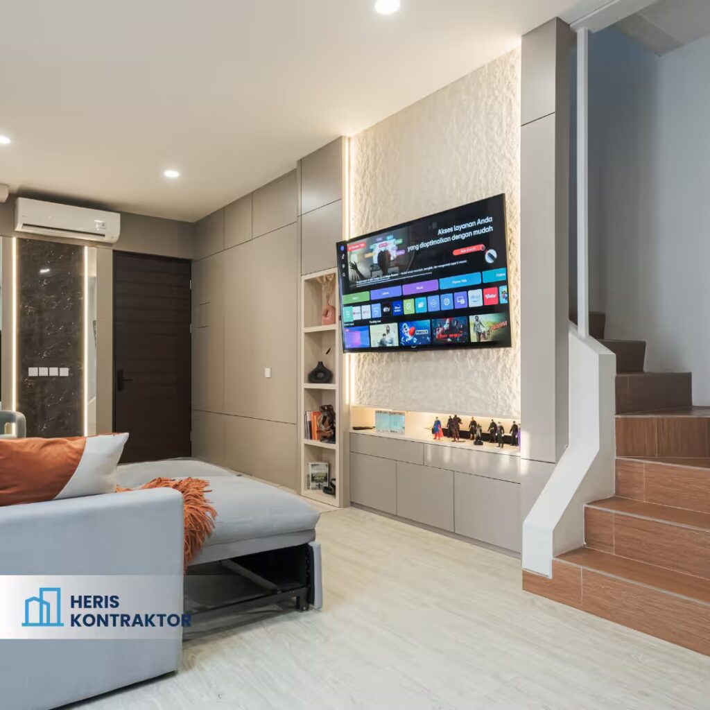 Backdrop TV ruang keluarga dengan panel dinding tekstur, pencahayaan LED, serta rak pajangan figur dekoratif.