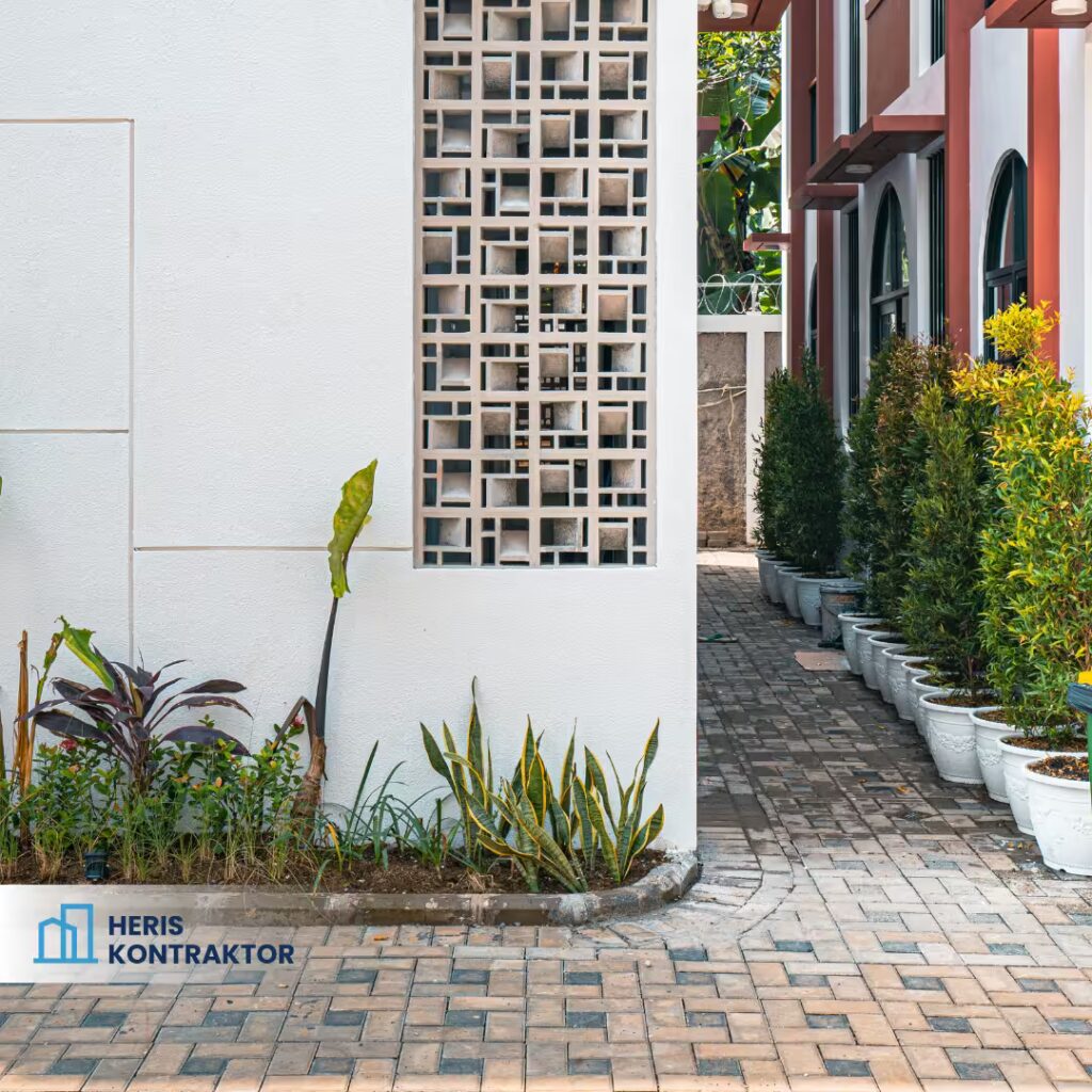 Dinding kost modern di Bogor dengan roster beton sebagai ventilasi alami dan aksen fasad.