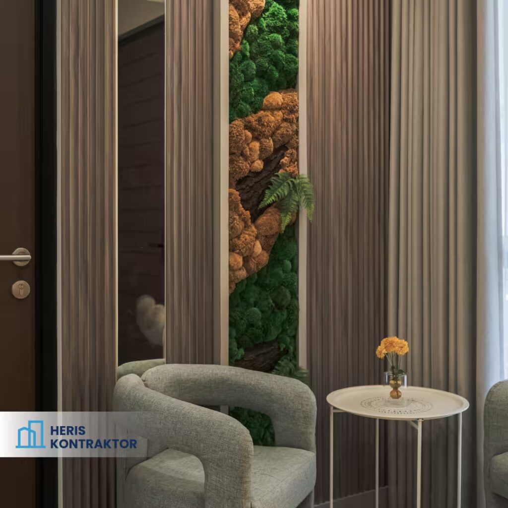Dinding dekorasi vertical garden indoor dengan lumut hijau, cokelat, dan elemen tanaman tropis.