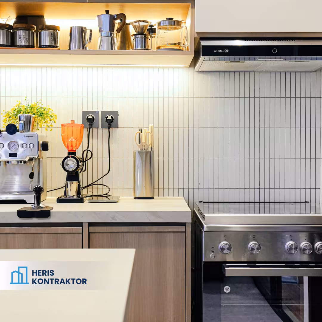 Kitchen set minimalis warna kayu terang dengan backsplash garis vertikal dan perlengkapan kopi.