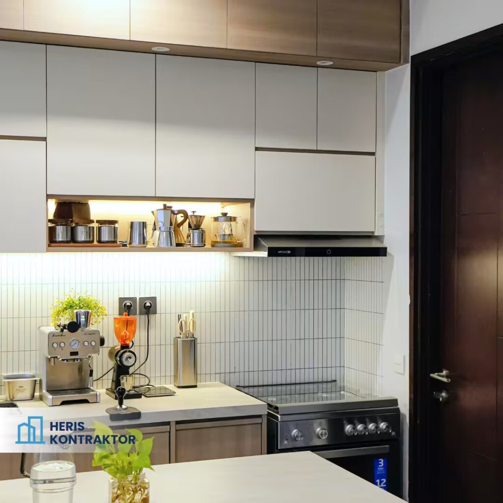 Kitchen set modern dengan kabinet atas tertutup dan area kompor stainless yang rapi.