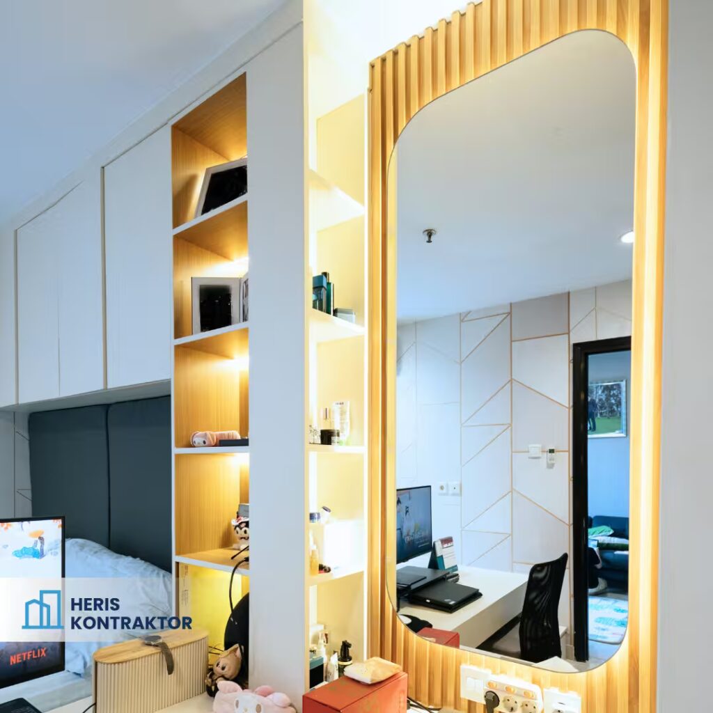 Desain meja rias apartemen dengan cermin besar, rak terbuka, dan pencahayaan lembut.