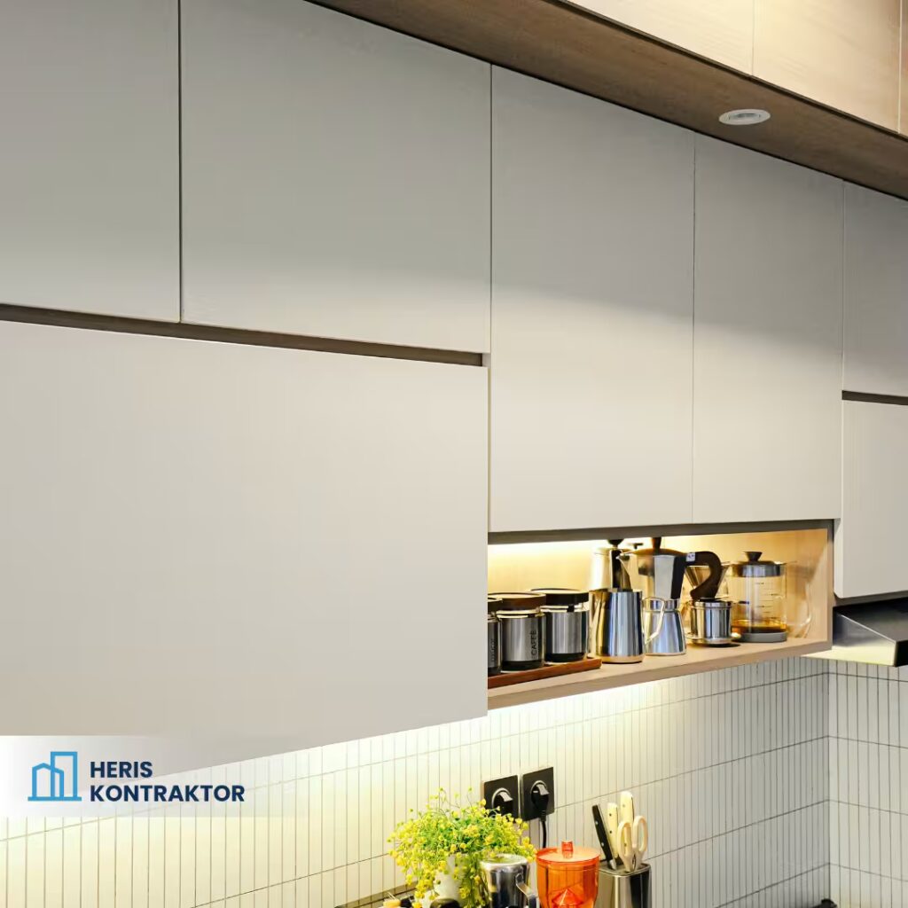 Kabinet dapur modern warna putih dan kayu dengan pencahayaan LED lembut.