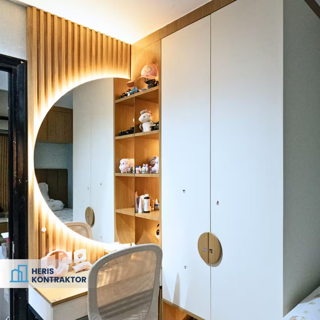 Interior kamar apartemen modern dengan cermin bulat besar dan lemari built-in warna putih kayu.