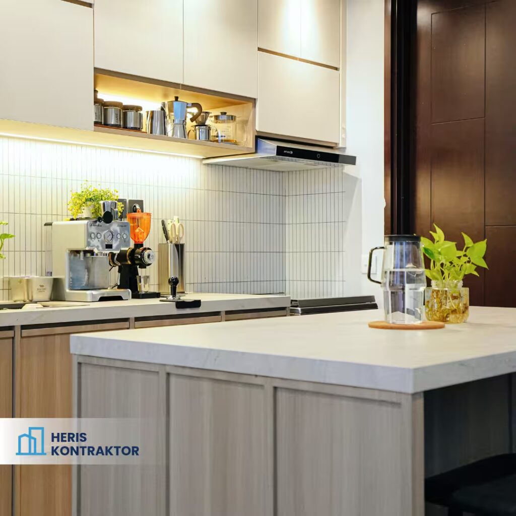 Kitchen set modern kombinasi kayu muda dan putih dengan pencahayaan lembut.