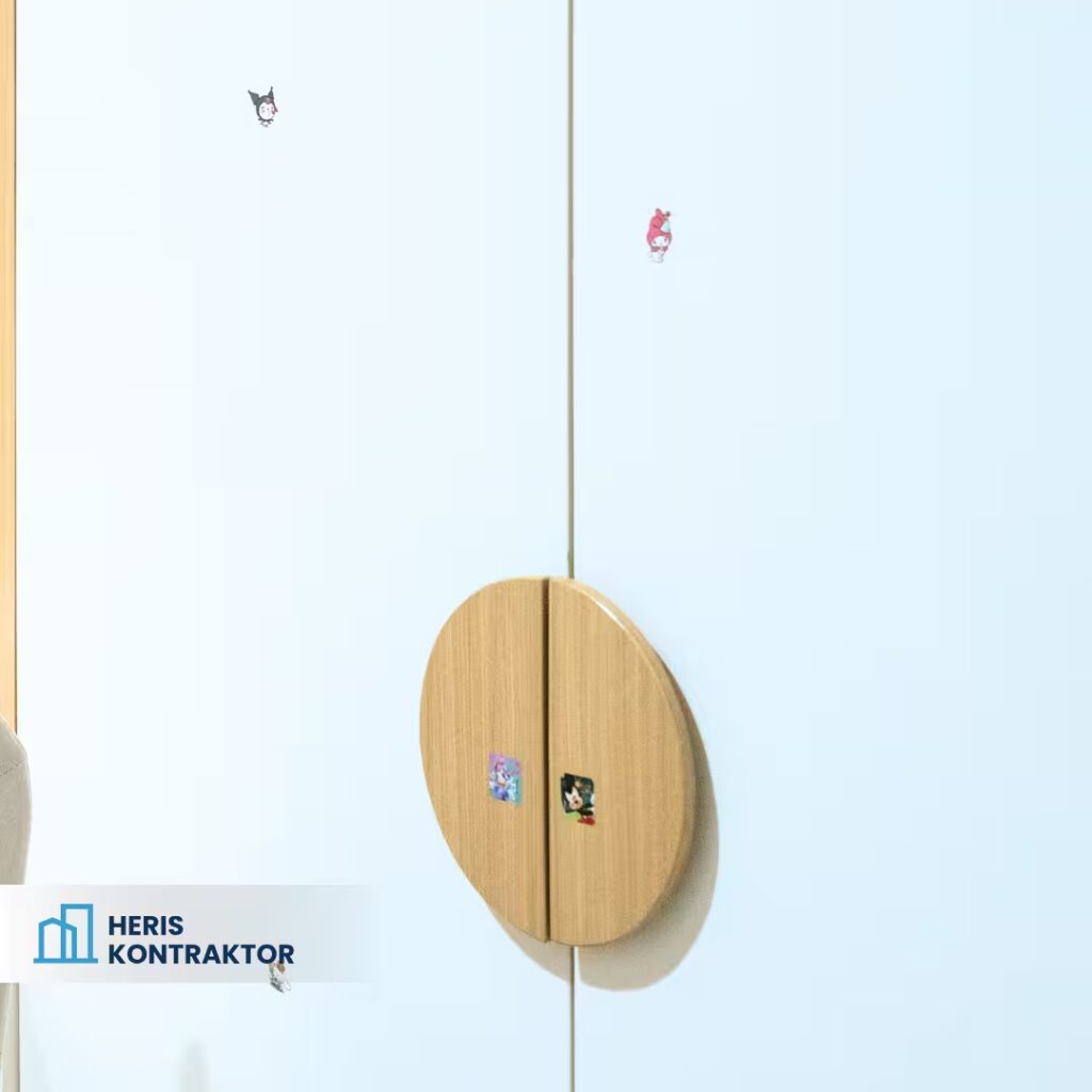 Lemari kamar apartemen modern dengan handle bundar kayu dan finishing putih matte.