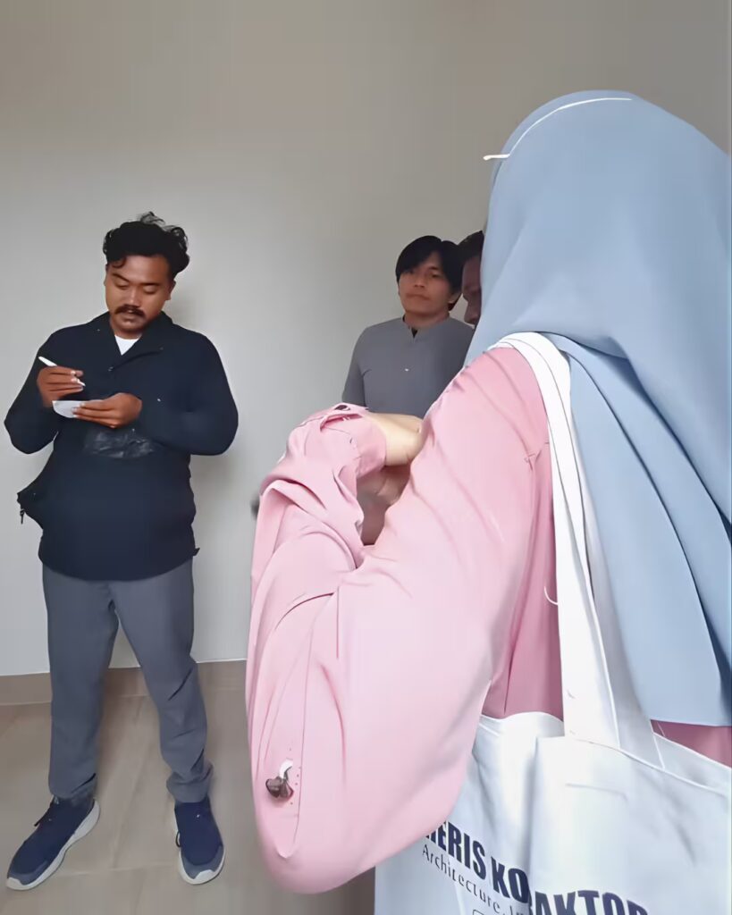 Alur Pengecekan dan Serah Terima Bangun Rumah 4 Proses pengecekan hasil pekerjaan rumah oleh pengawas lapangan bersama owner di proyek Heris Kontraktor.