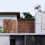 Secondary skin kisi-kisi kayu pada fasad rumah modern minimalis.