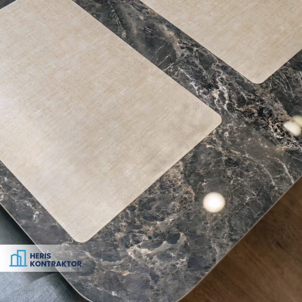 Detail permukaan meja marmer pada dining room modern