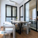 Dining room modern minimalis dengan meja marmer dan kursi abu-abu elegan