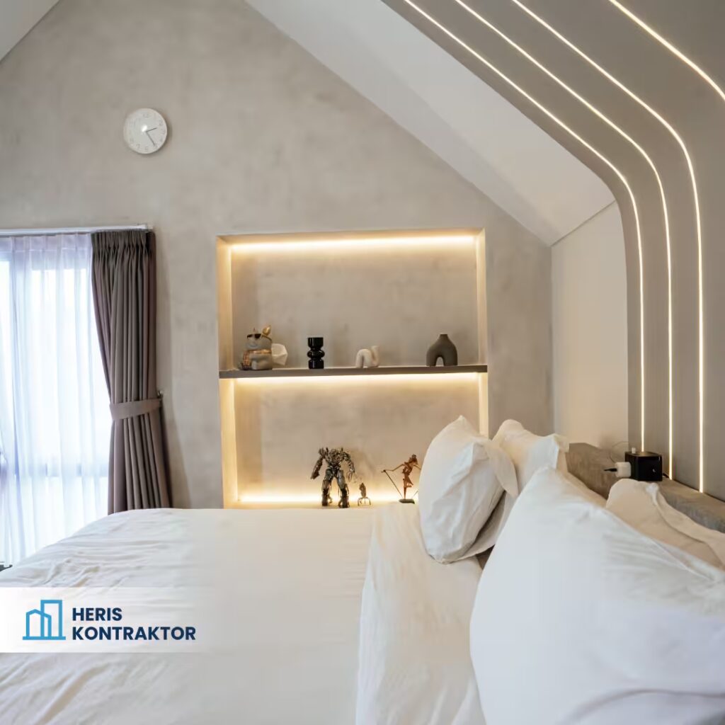 Master bedroom elegan dengan rak built-in dan pencahayaan warm light