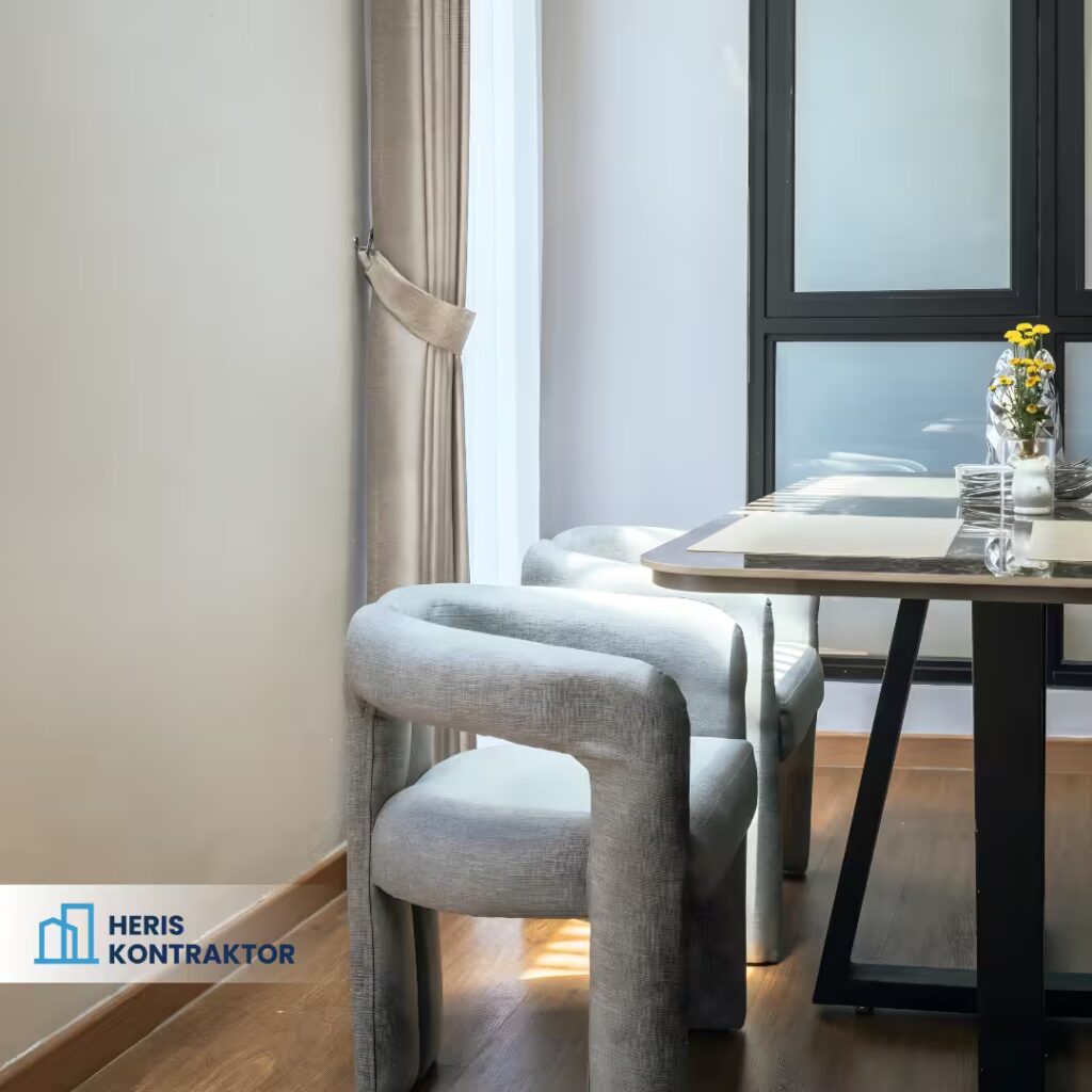 Kursi makan modern ergonomis dengan finishing kain warna netral