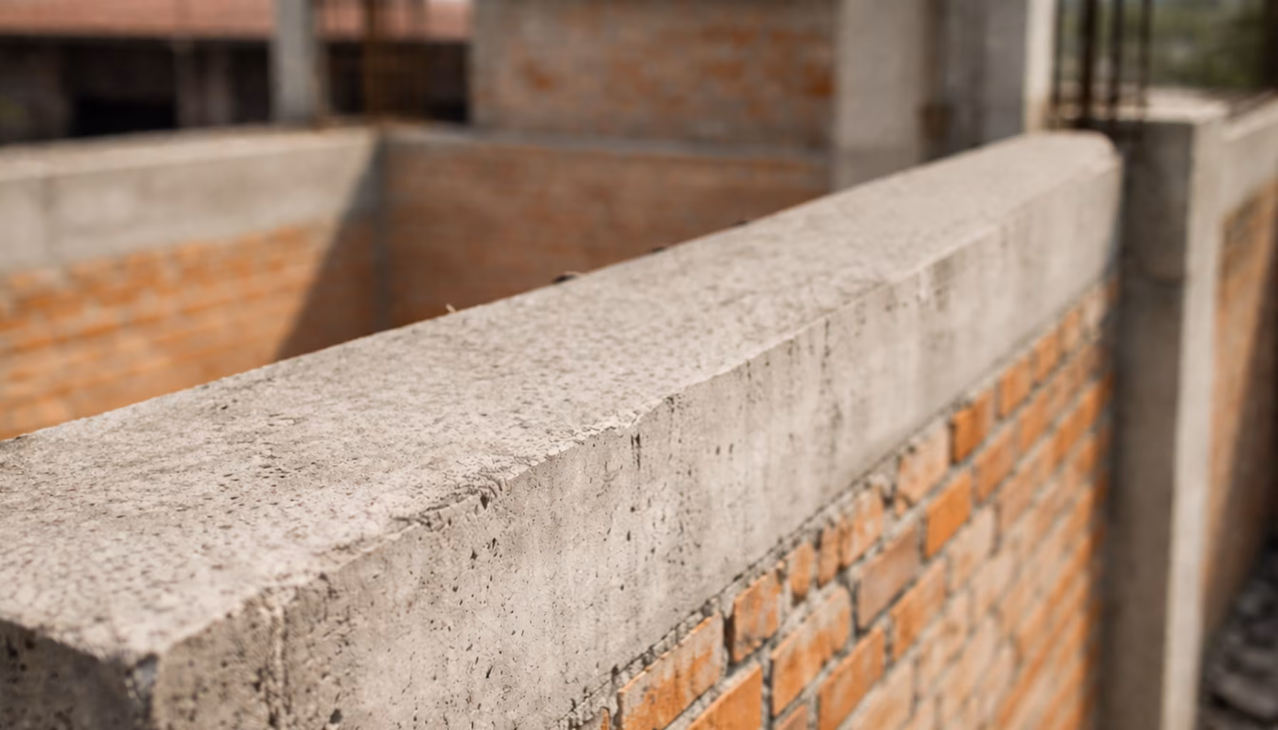 Ring balok beton bertulang menutup dinding bata di proyek konstruksi rumah