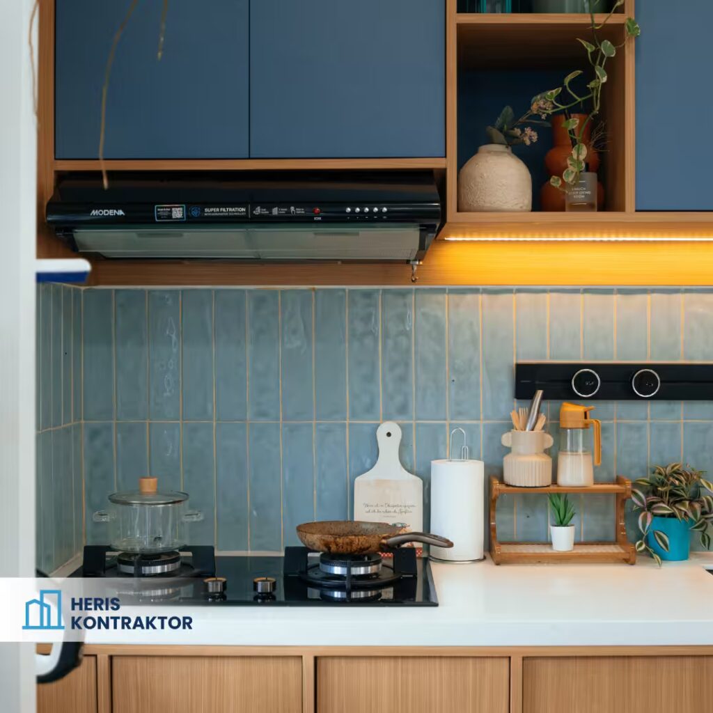 Area masak dapur modern dengan keramik backsplash biru, kabinet biru tua, dan rak terbuka kayu